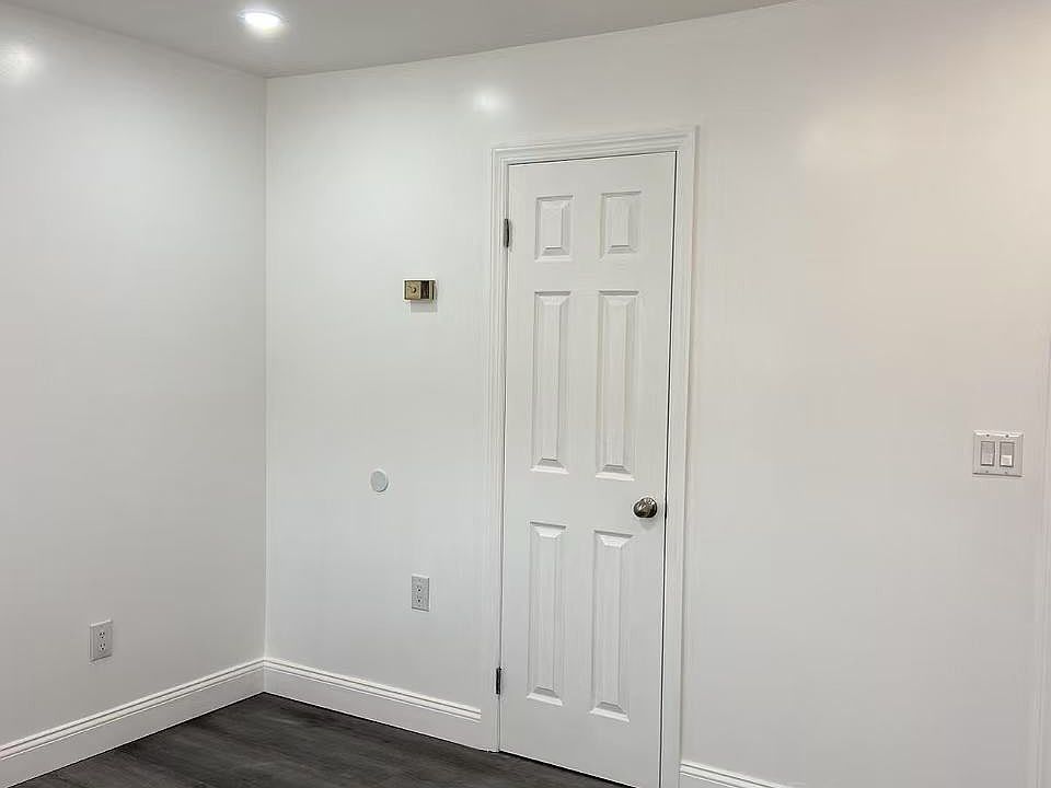 1st image of 50 Serpentine Ln #1
