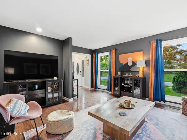 1112 Juniper Springs Dr, Lyndon, KY 40242