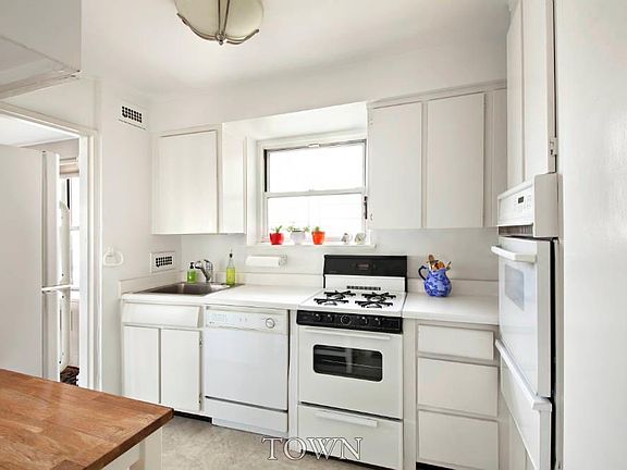 3rd image of 167 E 67th St #2021A