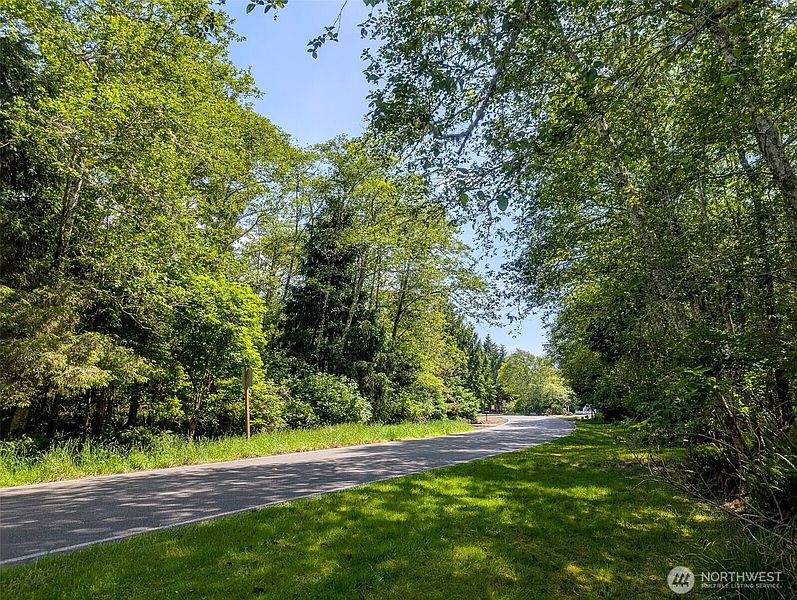 5th image of 242 Duck Lake Drive NE