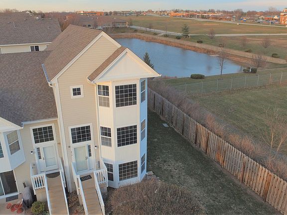 3rd image of 814 E Victoria Cir