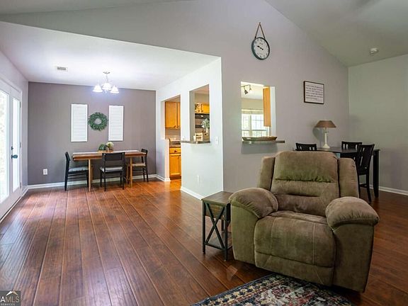 5th image of 243 Pine Tree Dr