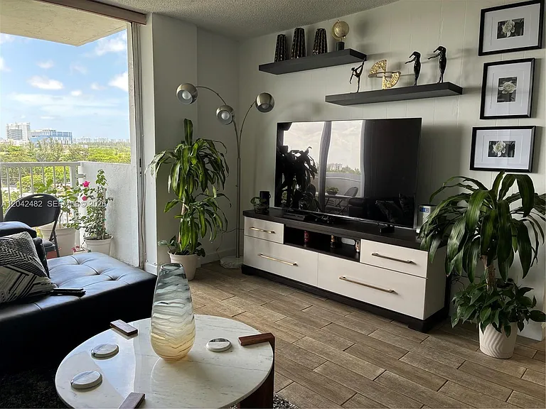 2000 NE 135th St #710 — Photo 3