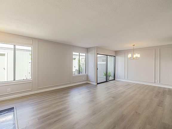 5th image of 27061 Crossglade Ave Unit 2