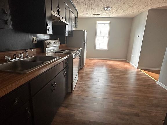 5th image of 102 E 2nd St APT 3