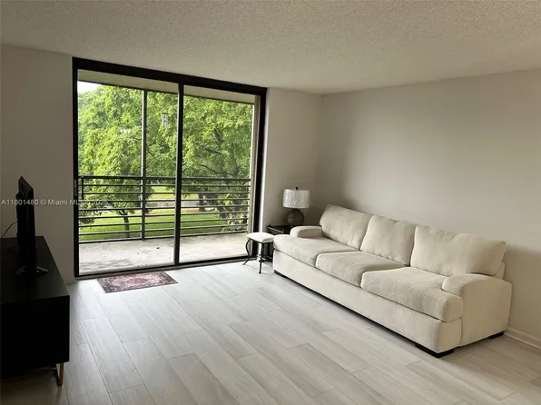 1000 Colony Point Cir APT 302, Pembroke Pines, FL 33026
