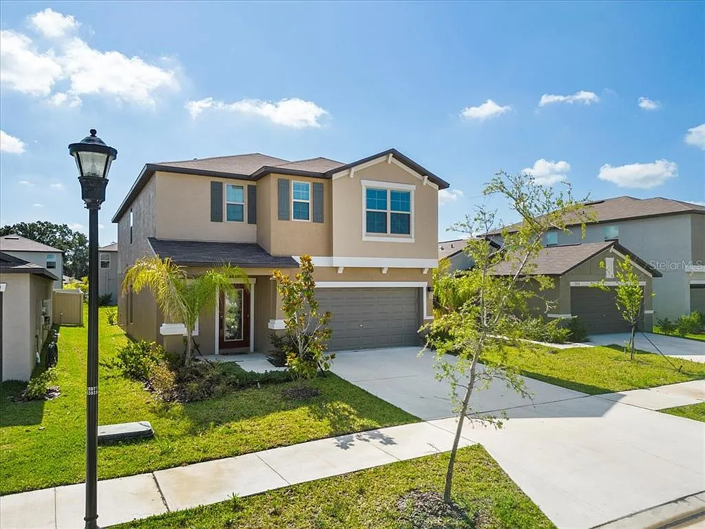 6 bed, 3.0 bath, 2614 sqft, $2,900 — Photo 2