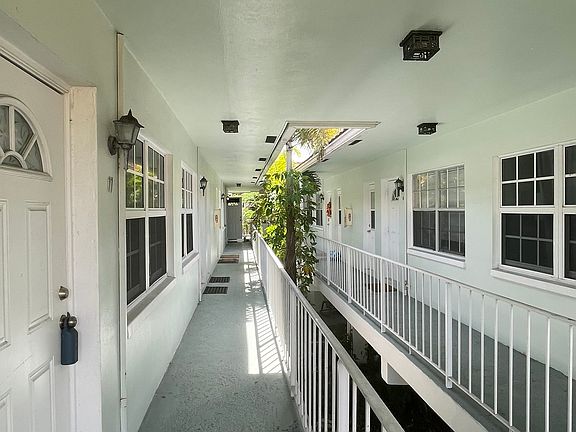 4th image of 2404 NE 33rd Ave APT 15