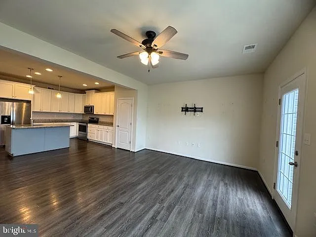 3 bed, 2.5 bath, 1700 sqft, $1,950 — Photo 4