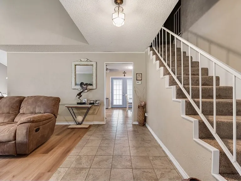 1018 Melissa Ln — Photo 2