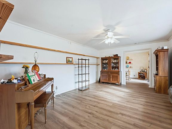 4th image of 702 W Macalan Dr