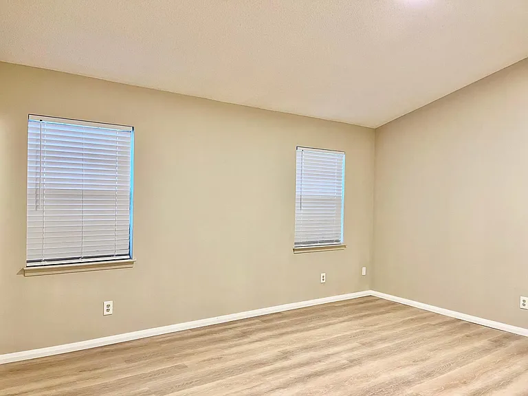 4420 Eastpointe Dr — Photo 7