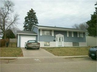 2549 Rosewood Dr, Dubuque, IA 52001