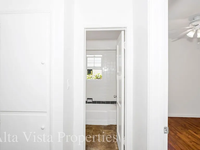855 Emerald St — Photo 18