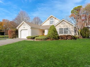 19 Saddlebrook Ct, Middle Island, NY 11953