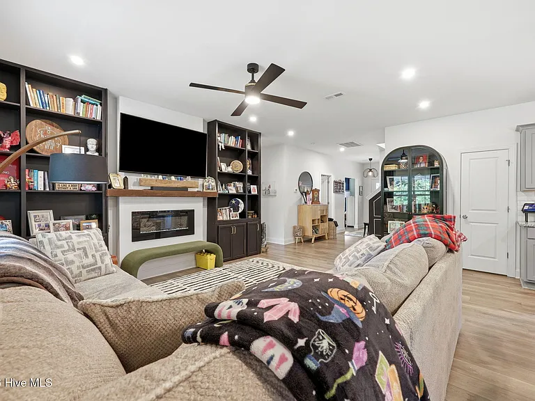 160 Falkirk Ct — Photo 15