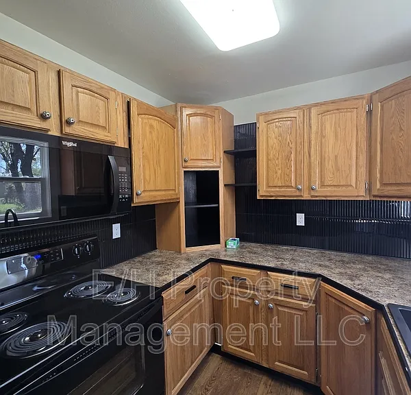 1121 E Luther St — Photo 8