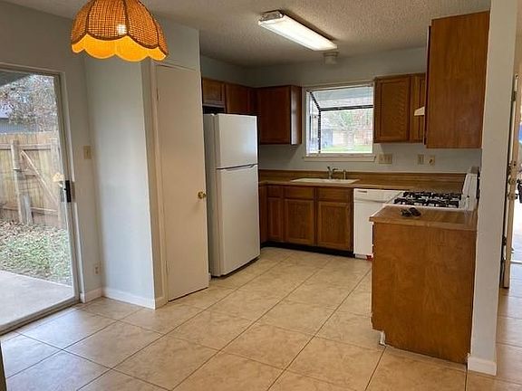 3rd image of 905 Country Aire Dr #B