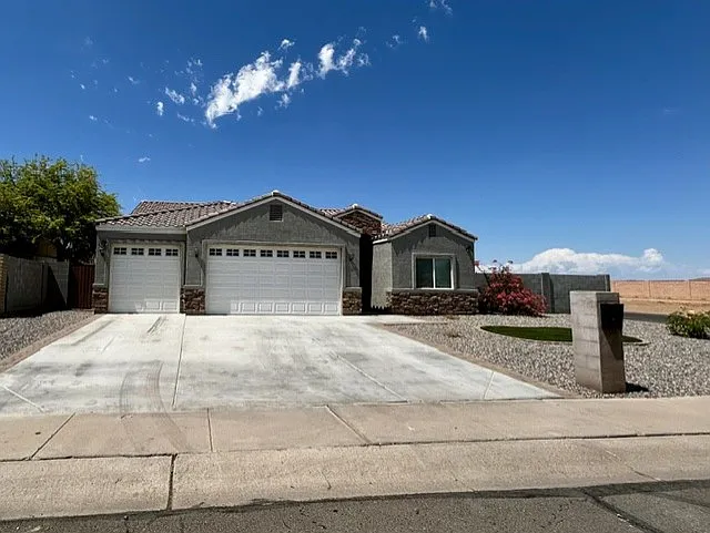 1298 E Avenida Fresca