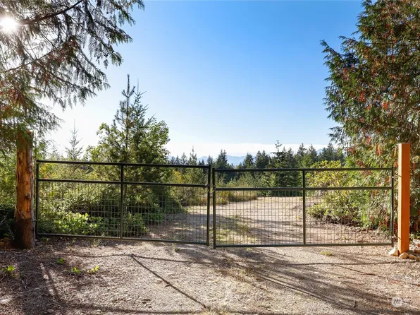 83 Wayne Road W, Seabeck, WA 98380