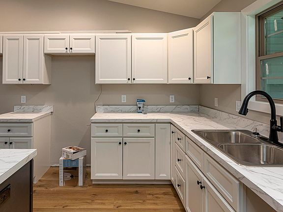 5th image of 404 Hanford St