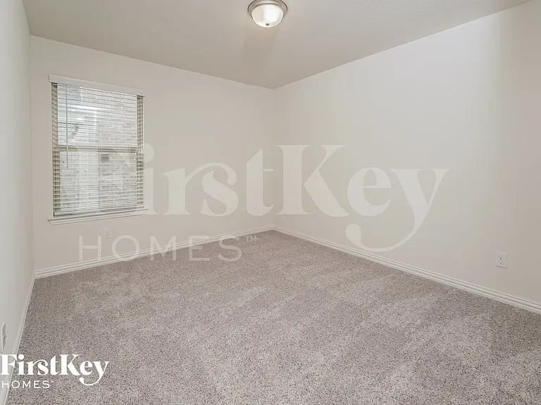 815 Silverbell St — Photo 12