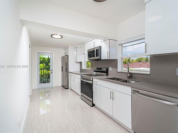 4th image of 588 SW 23rd Ave APT 2