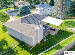 9443 Laurel Cir, Omaha, NE 68134