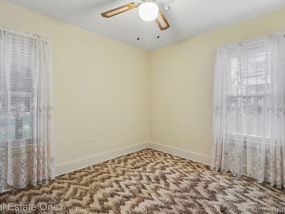 575 Albany St, photo 12
