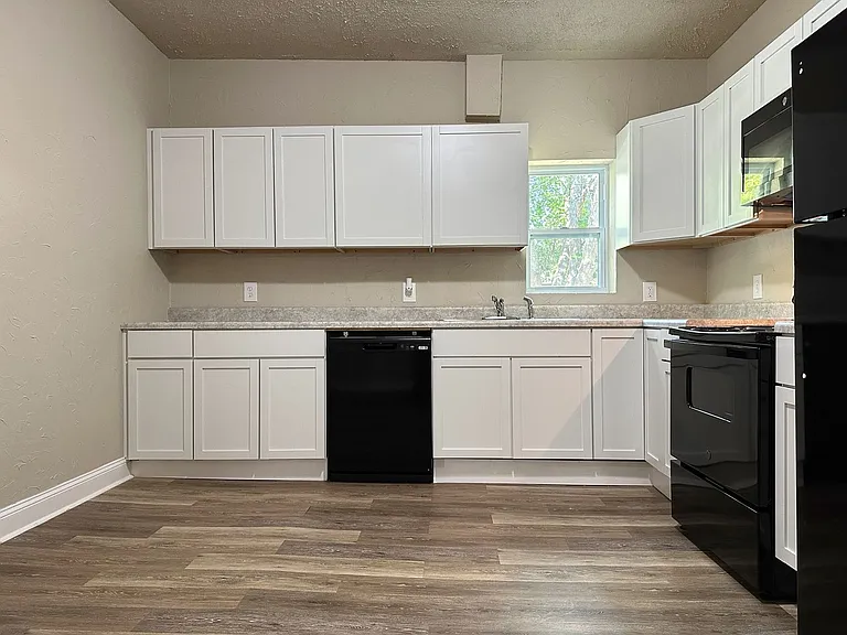 803 E Court Ave — Photo 2