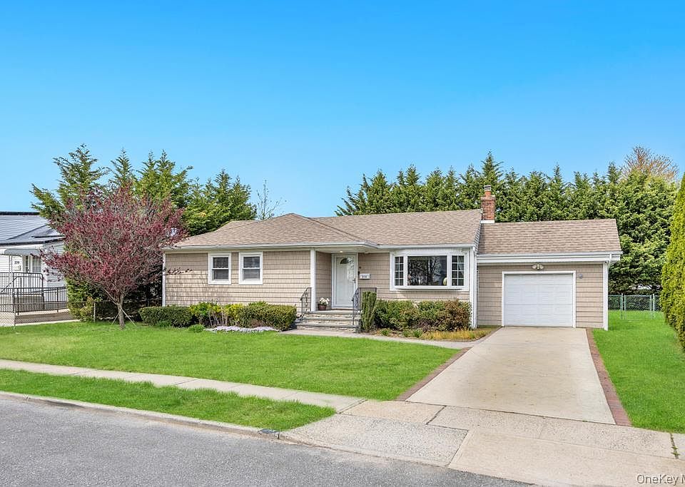1st image of 213 Hillcrest Drive