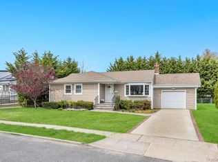 213 Hillcrest Dr, Seaford, NY 11783