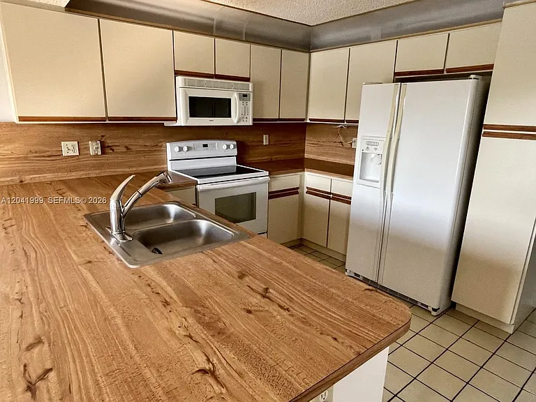 11894 SW 12th Pl #11894 — Photo 7
