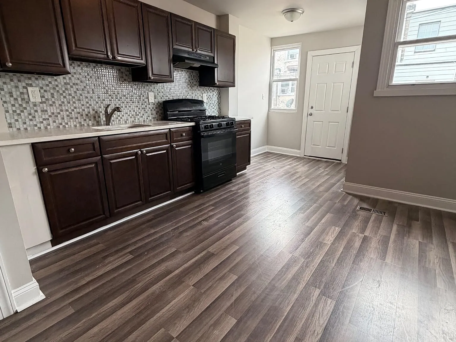 3 bed, 1008 sqft, $2,000 — Photo 4