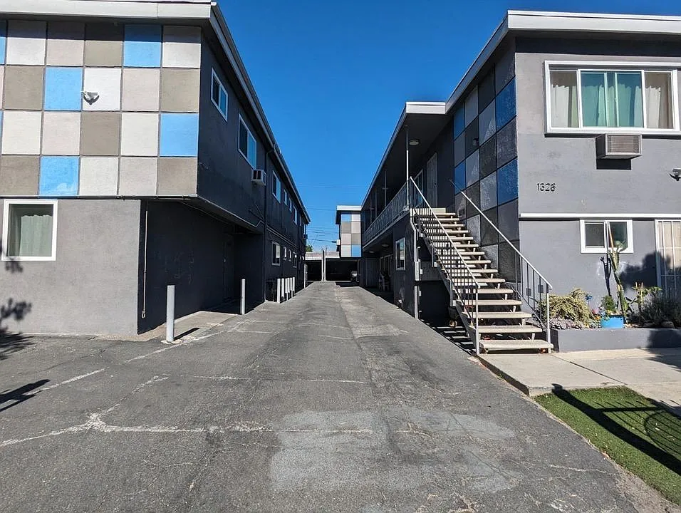 1328 Gordon St — Photo 2