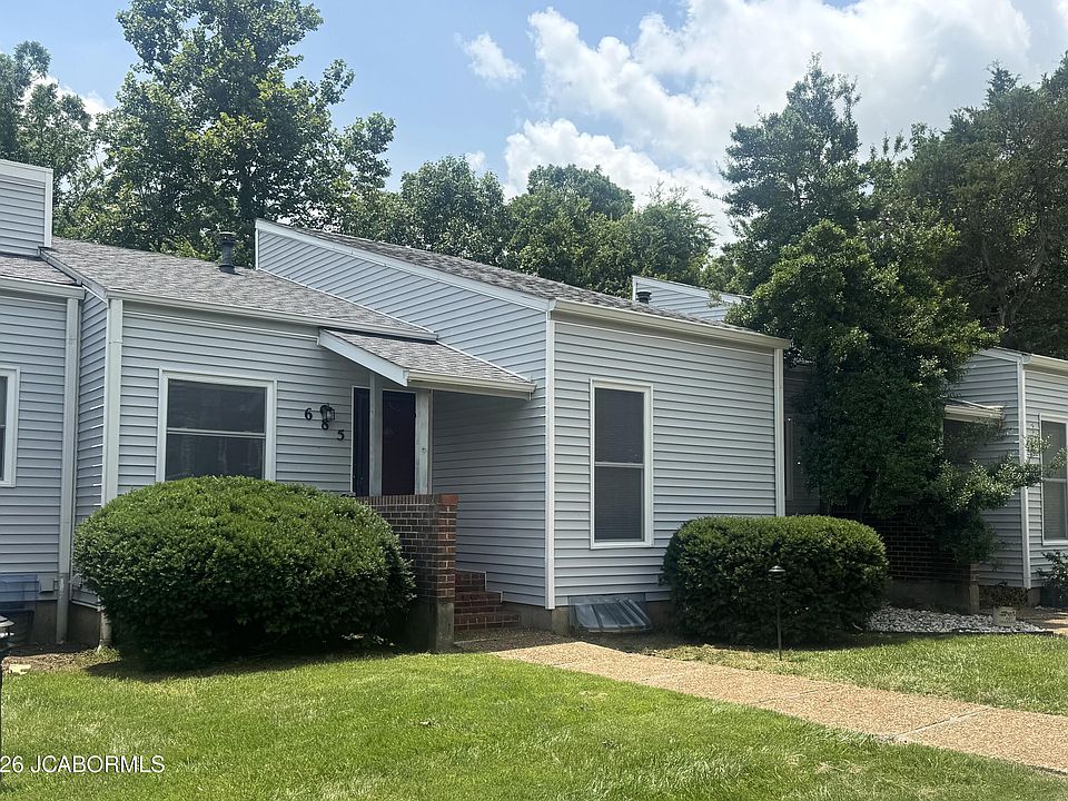 1st image of 685 Hiddenwood Ct