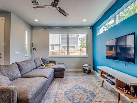 3rd image of 330 Clay St #12