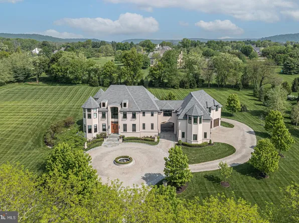 1 Vintage Farm Ln, Newtown, PA 18940