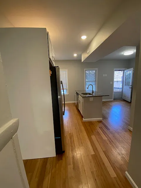 3 bed, 1300 sqft, $3,350 — Photo 3