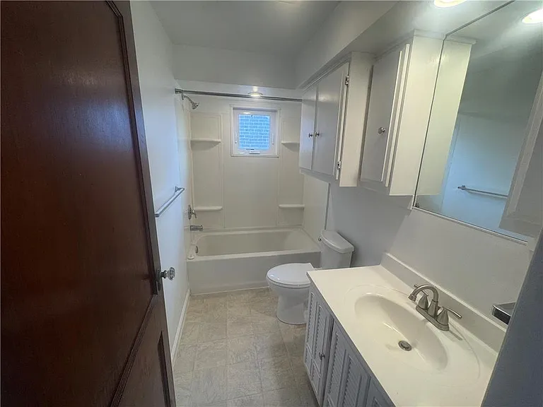 111 E Elm St — Photo 11