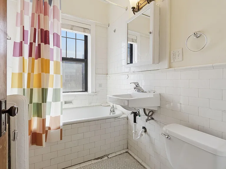 214 19th St E #101 — Photo 12