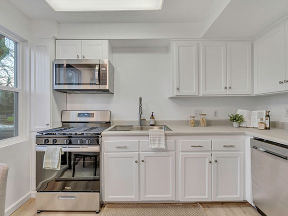 3rd image of 3878 Grandview Dr