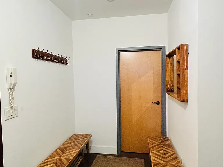 Flat entrance/Mudroom