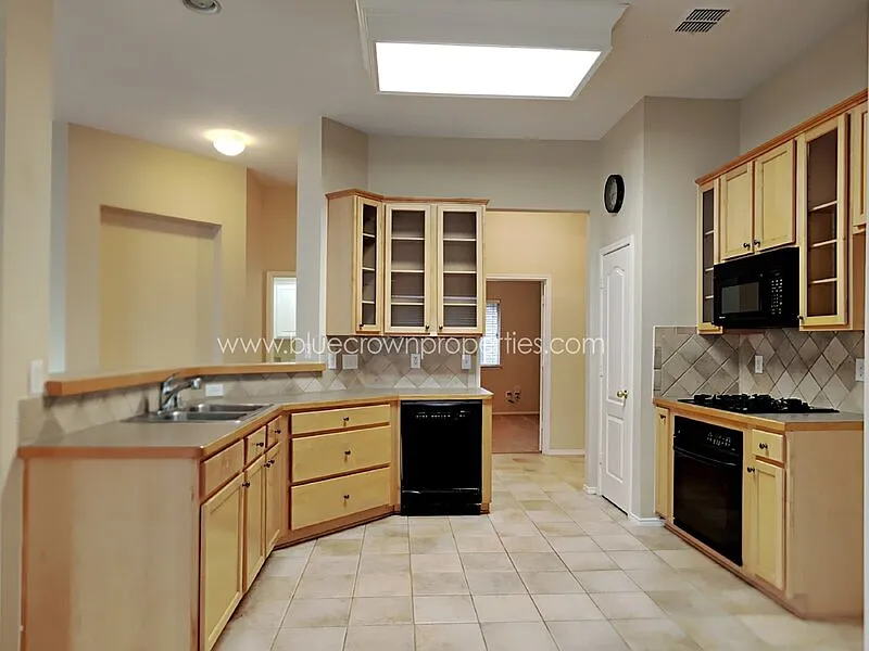 3 bed, 2.0 bath, 1553 sqft, $2,200 — Photo 3