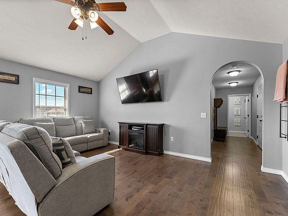 4th image of 878 E Dyann Drive