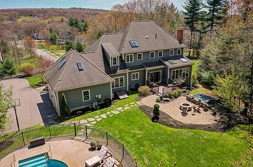3rd image of 11 Glenwood Ln