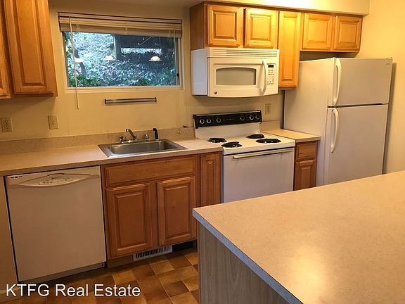 3rd image of 912A Glenn Cir S