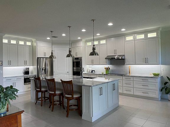 4th image of 609 SE Monteiro Dr