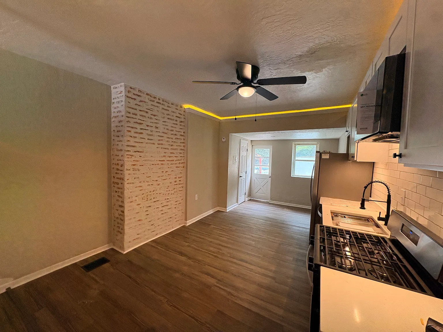 2 bed, 1000 sqft, $1,700 — Photo 2
