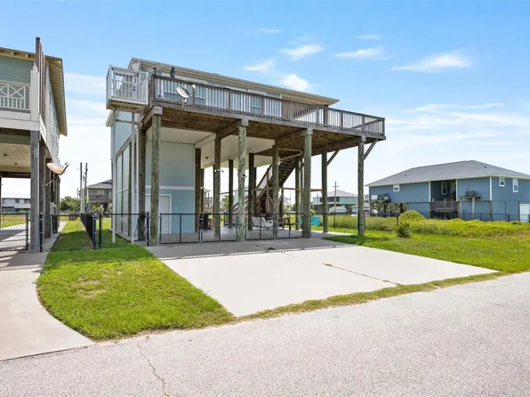 955 Townsend Dr, Crystal Beach, TX 77650